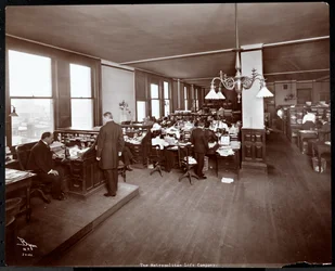 Mężczyźni i kobiety pracujący przy biurkach w biurze Metropolitan Life Insurance Co. przy 23rd Street i Madison Avenue, Nowy Jork, 1907 (odbitka żelatynowa)